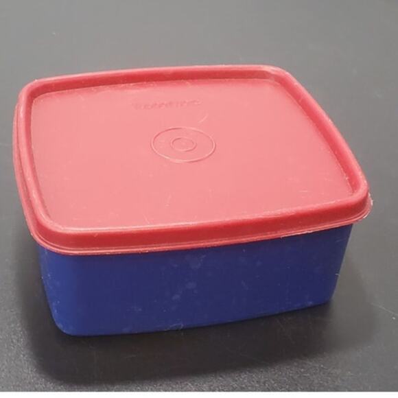 Tupperware 311 Freezer Square Round Container 16 oz w/Lid Dark Blue, Red Lid - Picture 4 of 4